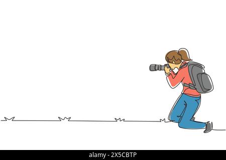 Une seule ligne continue dessinant femme photographe avec sac à dos, debout sur un genou et tenant un appareil photo. Touriste photographiant dans un sit authentique Illustration de Vecteur