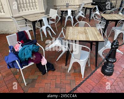Washington, District de Columbia, États-Unis. 8 mai 2024. La police métropolitaine de DC a utilisé un spray au poivre pour repousser les partisans du campement de l'Université George Washington. Les gens fuyant l'attaque ont laissé le spray au poivre trempé les vêtements derrière. (Crédit image : © Sue Dorfman/ZUMA Press Wire) USAGE ÉDITORIAL SEULEMENT! Non destiné à UN USAGE commercial ! Banque D'Images