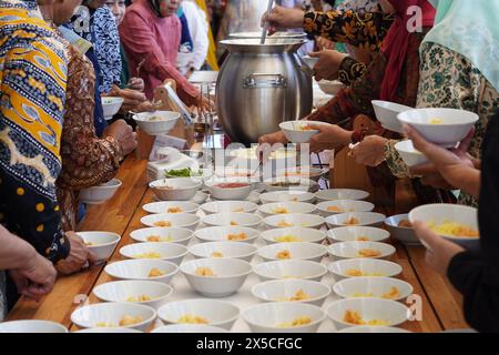 Des gens prenant de la nourriture d'un buffet lors d'un événement en Indonésie Banque D'Images