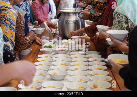 Des gens prenant de la nourriture d'un buffet lors d'un événement en Indonésie Banque D'Images