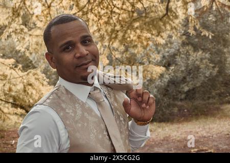 Portrait d'un homme latino-américain regardant la caméra, il est élégamment habillé. Saison d'automne espace négatif pour le texte Banque D'Images