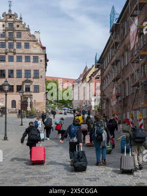 Marche de classe scolaire avec bagages à l'auberge de jeunesse DJH Nuremberg, Kaiserburg, Nuremberg, moyenne Franconie, Bavière, Allemagne Banque D'Images