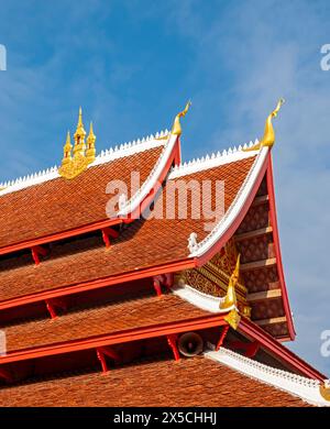 Toit du monastère de Wat mai Suwannaphumaham, Luang Prabang, Laos Banque D'Images