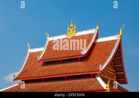 Toit du monastère de Wat mai Suwannaphumaham, Luang Prabang, Laos Banque D'Images