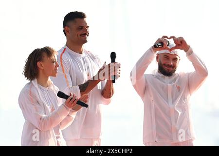 Marseille, France. 8 mai 2024. Le chanteur français Jul (R), le nageur français Florent Manaudou (C) et l'athlète paralympique française Nantenin Keita sont vus lors d'une cérémonie accueillant la flamme olympique de Paris 2024 au Vieux-Port de Marseille, dans le sud de la France, le 8 mai 2024. Crédit : Julien Mattia/Xinhua/Alamy Live News Banque D'Images