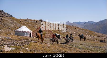 Cavalier et yourte dans la haute vallée, vallée de Keldike sur le chemin du col d'Ala Kul, montagnes de Tien Shan, Kirghizistan Banque D'Images