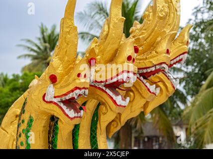 Naga sur les marches du temple Wat Ho Pha Bang, Palais Royal, Luang Prabang, Laos Banque D'Images