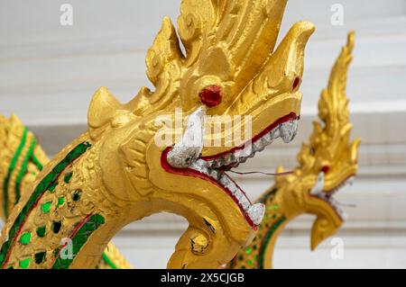 Naga sur les marches du temple Wat Ho Pha Bang, Palais Royal, Luang Prabang, Laos Banque D'Images