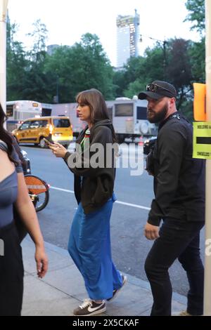 NY, États-Unis. 7 mai 2024. New York, USA, 07 mai 2024 - photos franches de Dakota Johnson en route pour travailler près de Central Park à New York. Photo : Giada Papini Rampelotto/EuropaNewswire. Usage éditorial exclusif. Non destiné à UN USAGE commercial ! (Crédit image : © Luiz Rampelotto/ZUMA Press Wire) USAGE ÉDITORIAL SEULEMENT! Non destiné à UN USAGE commercial ! Banque D'Images