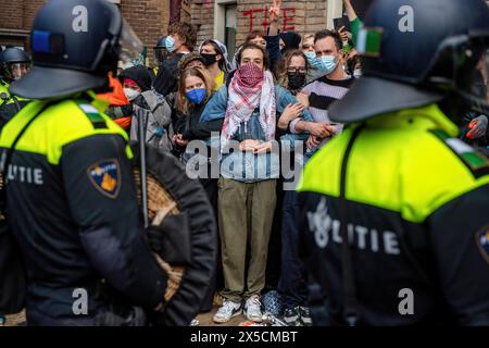 Les étudiants relient les armes pour cesser d'être traînés après que la police a percé des barricades pour mettre fin à une occupation étudiante pro-palestinienne à l'Université d'Amsterdam. La police démantèle une manifestation étudiante pro-palestinienne et une occupation à l'Université d'Amsterdam, en utilisant des matraques, des boucliers et du matériel de terrassement. L'affrontement s'est ensuivi alors que les manifestants se sont mobilisés pour la solidarité palestinienne dans un climat de tensions, les forces de l'ordre sont intervenues pour disperser la foule, ce qui a entraîné des affrontements et des arrestations. (Photo Michael Currie/SOPA images/SIPA USA) Banque D'Images