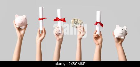Mains féminines détenant des diplômes, de l'argent et des tirelires sur fond gris Banque D'Images