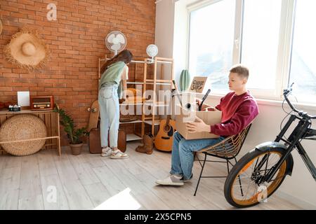 Jeune couple avec des trucs indésirables dans la chambre Banque D'Images