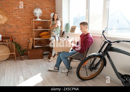 Jeune couple avec des trucs indésirables dans la chambre Banque D'Images