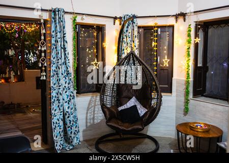 vue intérieure de la maison décorée avec balançoire en fer et lumière de ferry à l'occasion spéciale du festival Banque D'Images