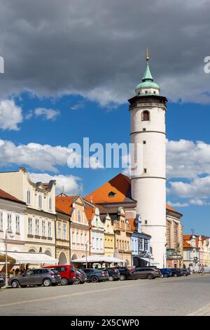 Namesti Miru, kostel Narozeni Panny Marie z 1751 a Mestska vez z 1592, Domazlice, Ceska Republika / Tour de ville et église de la Vierge Marie, Domazlice, Czec Banque D'Images