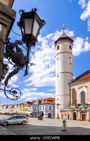 Namesti Miru, kostel Narozeni Panny Marie z 1751 a Mestska vez z 1592, Domazlice, Ceska Republika / Tour de ville et église de la Vierge Marie, Domazlice, Czec Banque D'Images