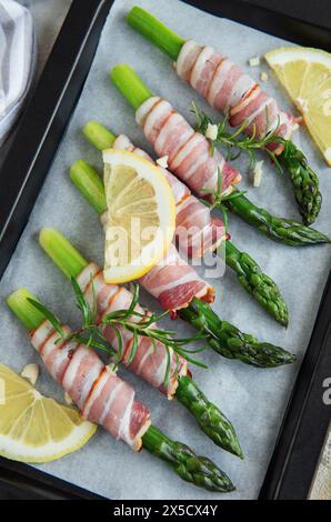 Asperges avec jambon avant cuisson dans une poêle Banque D'Images