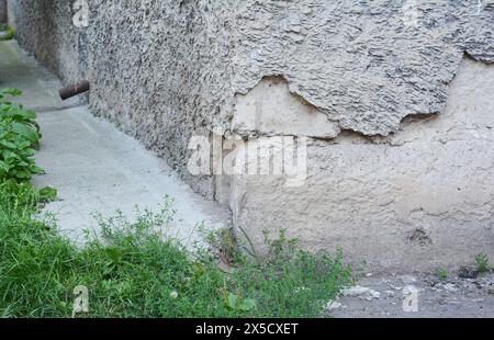 Murs en béton de fondation de maison endommagés et besoin de réparation. Banque D'Images