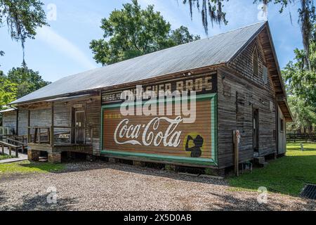 Le Musée de la Société historique de Micanopy dans l'ancien entrepôt de Thrasher Bros. avec peinture murale Coca-Cola peinte à Micanopy, en Floride. (ÉTATS-UNIS) Banque D'Images