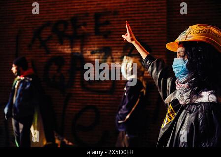 Amsterdam, pays-Bas. 08 mai 2024. Des militants attendent à l'intérieur du bâtiment Oudemanhuispoort. Le ne peut pas quitter le bâtiment. Des manifestants pro-palestiniens ont occupé l’Université d’Amsterdam (UVA) mercredi 9 mai. un certain nombre de manifestants sont toujours à l'intérieur. Crédit : SOPA images Limited/Alamy Live News Banque D'Images