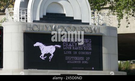 Los Angeles, Californie, USA 8 mai 2024 Neil Young Crazy Horse Love Earth Tour Marquee au Hollywood Bowl le 8 mai 2024 à Los Angeles, Californie, USA. Photo de Barry King/Alamy Stock photo Banque D'Images