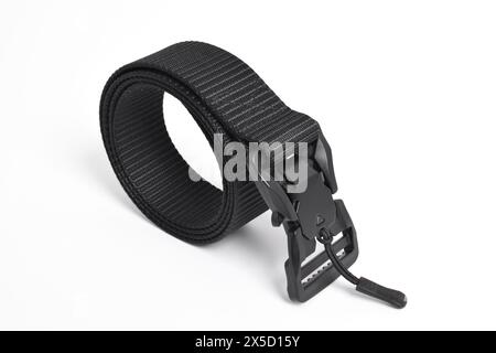 Ceinture de fixation en nylon noir pour hommes isolée sur fond blanc. Ceinture tactique militaire extérieure pour hommes. Banque D'Images