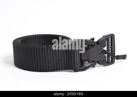 Ceinture de fixation en nylon noir pour hommes isolée sur fond blanc. Ceinture tactique militaire extérieure pour hommes. Banque D'Images