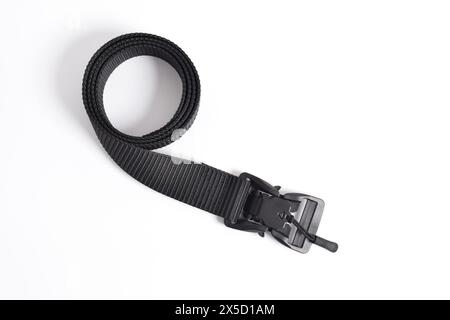 Ceinture de fixation en nylon noir pour hommes isolée sur fond blanc. Ceinture tactique militaire extérieure pour hommes. Banque D'Images