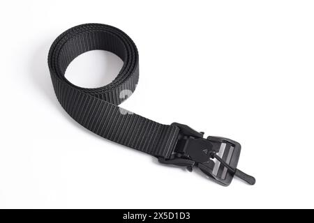 Ceinture de fixation en nylon noir pour hommes isolée sur fond blanc. Ceinture tactique militaire extérieure pour hommes. Banque D'Images