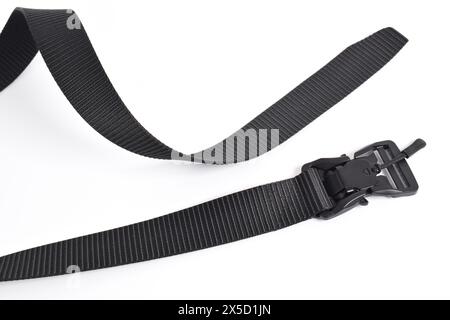 Ceinture de fixation en nylon noir pour hommes isolée sur fond blanc. Ceinture tactique militaire extérieure pour hommes. Banque D'Images