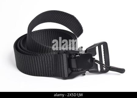 Ceinture de fixation en nylon noir pour hommes isolée sur fond blanc. Ceinture tactique militaire extérieure pour hommes. Banque D'Images