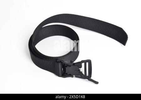 Ceinture de fixation en nylon noir pour hommes isolée sur fond blanc. Ceinture tactique militaire extérieure pour hommes. Banque D'Images