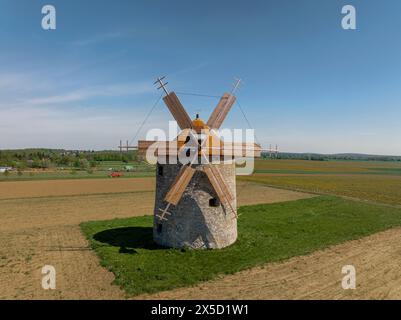 Moulins à vent du village de tes nom hongrois est Tesi szelmalmok. Les anciens moulins à vent sont des monuments accessibles gratuitement dans le comté de Veszprem. Près de la montagne Bakony Banque D'Images