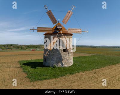 Moulins à vent du village de tes nom hongrois est Tesi szelmalmok. Les anciens moulins à vent sont des monuments accessibles gratuitement dans le comté de Veszprem. Près de la montagne Bakony Banque D'Images