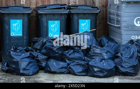 Dossier photo du 02/01/19 des bacs de recyclage de bouteilles à Liverpool. Les ménages en Angleterre seront en mesure de mettre les matières recyclables dans un bac selon des règles de collecte plus simples, a déclaré le gouvernement. Le Département de l’environnement (Defra) a annoncé vendredi que les mêmes matériaux seront collectés dans les maisons, les lieux de travail et les écoles à travers le pays afin de mettre fin à la confusion causée par les conseils qui exploitent différents systèmes. Date d'émission : jeudi 9 mai 2024. Banque D'Images