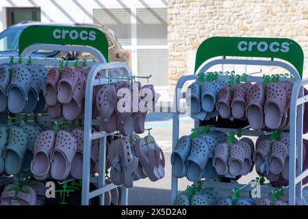 Bordeaux , France - 05 02 2024 : crocs texte signe et logo marque fenêtres avant affichage boutique nous chaussures entreprise magasin fabriqué mousse sabot plast Banque D'Images