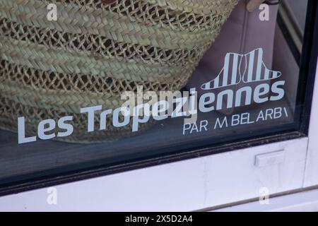 Bordeaux , France - 05 01 2024 : les tropeziennes enseigne texte et logo de la marque sur vitrines magasin de chaussures d'été pour femmes Banque D'Images