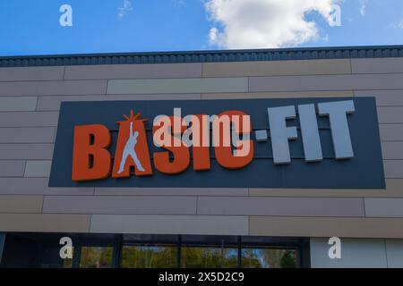 Bordeaux , France - 04 29 2024 : logo Basic Fit Sporty fitness club signe et texte marque sur façade murale Basic-fit centre de gym chaîne entrée Banque D'Images