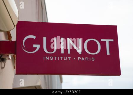 Bordeaux , France - 05 02 2024 : texte de l'enseigne guinot et logo de la marque sur la façade d'entrée Institut de beauté sur le bâtiment mural de signalisation de magasin Banque D'Images