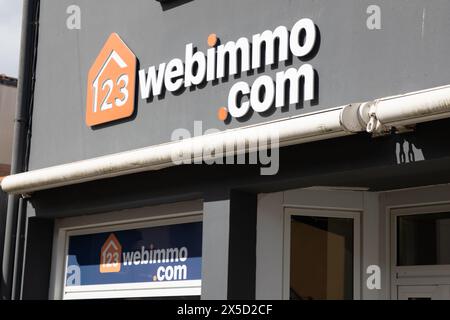 Bordeaux , France - 05 01 2024 : webimmo.com logo signe et texte de marque façade webimmo office agence immobilière française Banque D'Images