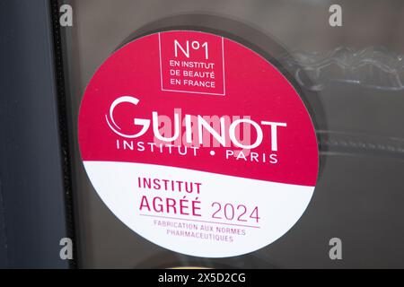 Bordeaux , France - 05 01 2024 : guinot paris 2024 signe texte et logo de la marque sur façade Institut de beauté sur bâtiment mural de magasin Banque D'Images