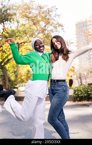 couple multiracial de deux jeunes femmes s'amusant Banque D'Images