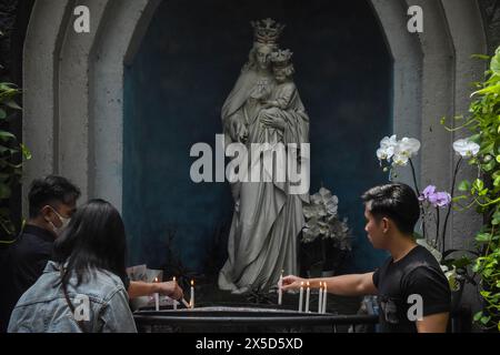 Bandung, Java occidental, Indonésie. 9 mai 2024. Les chrétiens indonésiens prient et allument des bougies devant la statue de la Vierge Marie au jour de l'Ascension de Jésus-Christ à l'église Cathédrale Petrus, Bandung. Les chrétiens indonésiens commémorent le jour de l'Ascension de Jésus-Christ qui a lieu quarante jours après Pâques, qui est également une fête nationale en Indonésie. (Crédit image : © Dimas Rachmatsyah/ZUMA Press Wire) USAGE ÉDITORIAL SEULEMENT! Non destiné à UN USAGE commercial ! Banque D'Images