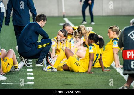 Lund, Suède. 08 mai 2024. Les joueuses suédoises ont un débriefing après le match de l'UEFA Women's Under-17 EURO Championship entre la Suède et l'Angleterre au Klostergaardens Idrottsplats à Lund. (Crédit photo : Gonzales photo/Alamy Live News Banque D'Images