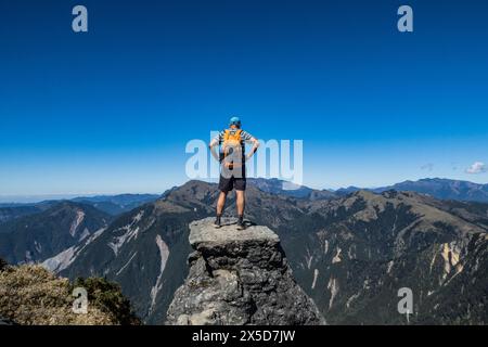 Vue sur le mont Jade (Yushan) depuis le sentier du lac Jiaming, Taitung, Taiwan Banque D'Images