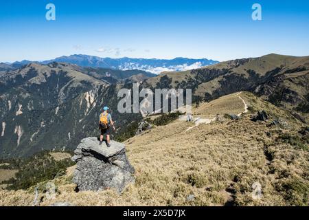 Vue sur le mont Jade (Yushan) depuis le sentier du lac Jiaming, Taitung, Taiwan Banque D'Images