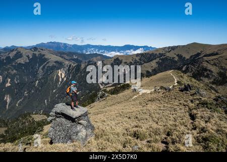 Vue sur le mont Jade (Yushan) depuis le sentier du lac Jiaming, Taitung, Taiwan Banque D'Images