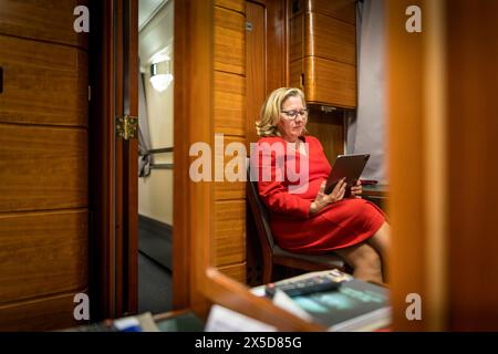 Ukraine. 08 mai 2024. Svenja Schulze (SPD), ministre fédérale de la coopération économique et du développement, photographiée lors de son voyage en Ukraine. Ici dans le train sur le voyage de la frontière polonaise à Kiev. 'Photographié au nom du ministère fédéral de la coopération économique et du développement' crédit : dpa/Alamy Live News Banque D'Images