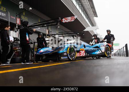 35 MILESI Charles (fra), GOUNON Jules (fra), CHATIN Paul-Loup (fra), Alpine Endurance Team #35, Alpine A424, Hypercar, pitlane, lors des 6 heures TotalEnergies de Spa-Francorchamps 2024, 3ème manche du Championnat du monde FIA d'Endurance 2024, du 8 au 11 mai 2024 sur le circuit de Spa-Francorchamps à Stavelot, Belgique - photo Joao Filipe/DPPI crédit : DPPI Media/Alamy Live News Banque D'Images