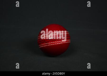 balle en cuir de cricket rouge isolée Banque D'Images